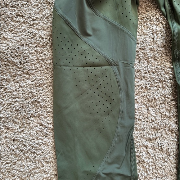 Lululemon 23” crop pants.  Super cute. Work once. Size 6. - Picture 3 of 5